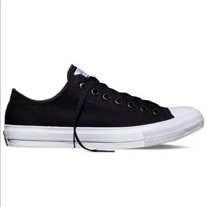 Chuck 2 black and white low tops